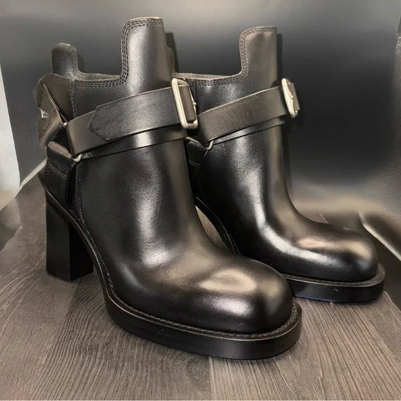 💰⬇️ BURBERRY 
Black Leather Ankle Boots 
Women's  US 7 - Picture 4 of 16